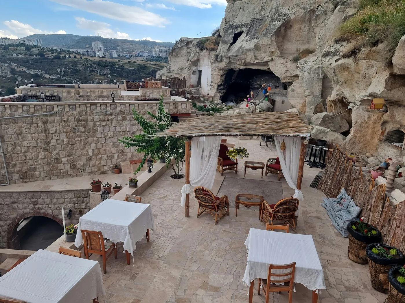O interior em pedra de um restaurante em gruta, iluminado a velas, preparado para uma Noite Turca