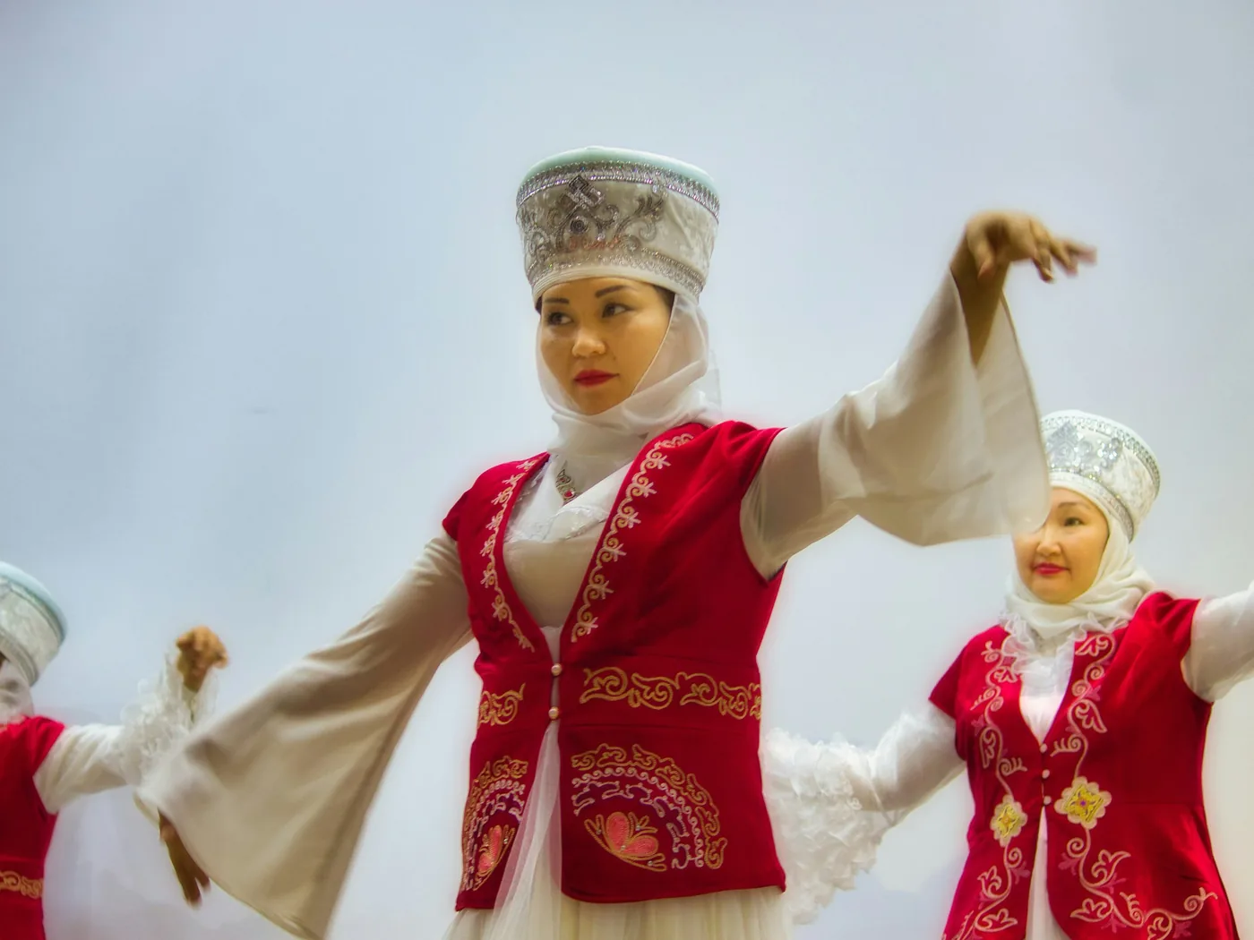 Dançarinos folclóricos em trajes tradicionais numa atuação de Noite Turca